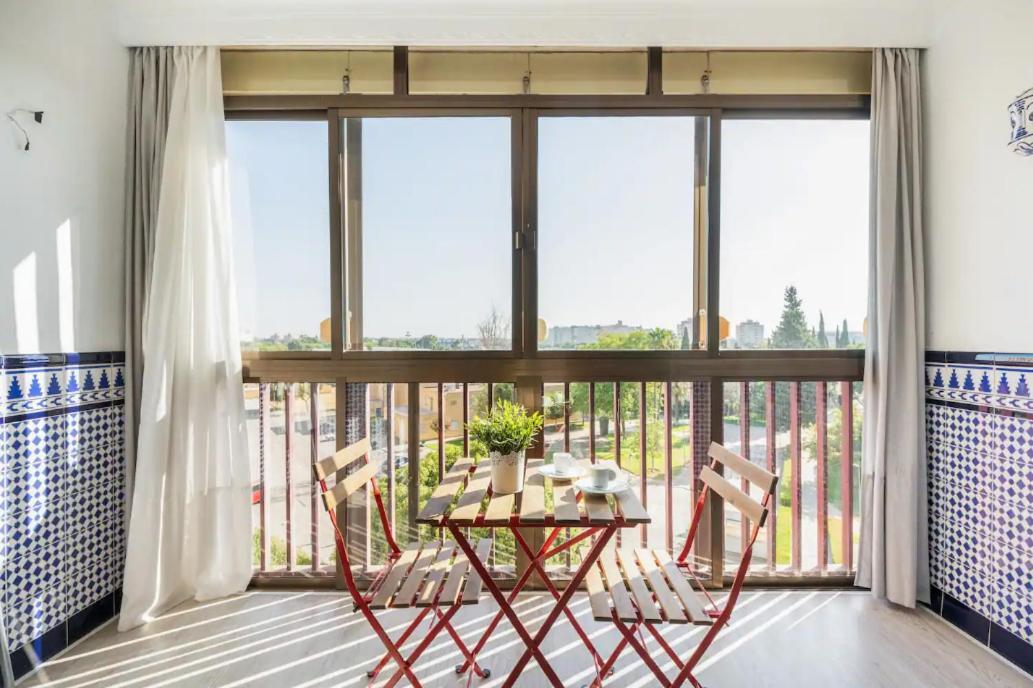 Apartamento Amplio Con 4 Habitaciones Y 2 Banos - Great Apartment With 4 Rooms - 2 Baths セビリア エクステリア 写真