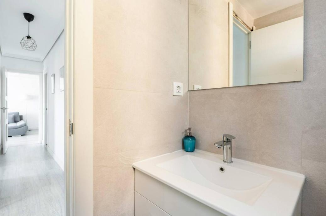 Apartamento Amplio Con 4 Habitaciones Y 2 Banos - Great Apartment With 4 Rooms - 2 Baths セビリア エクステリア 写真